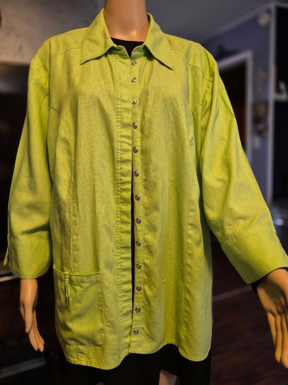 Women's Top. Versailles. 2X. Chartruse green.Snap front.